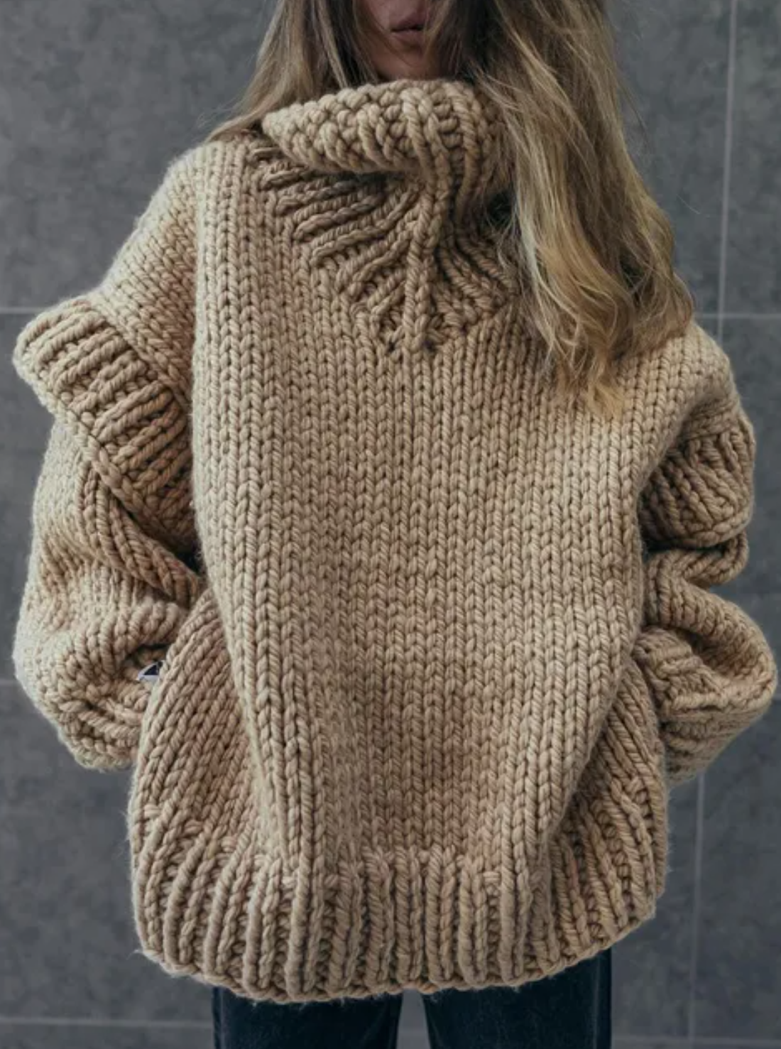 Unifarbener Strickpullover mit hohem Halsausschnitt und doppelten Laternenärmeln