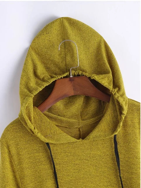 Lässiges Sweatshirt mit Kapuze und unregelmäßigen Taschen